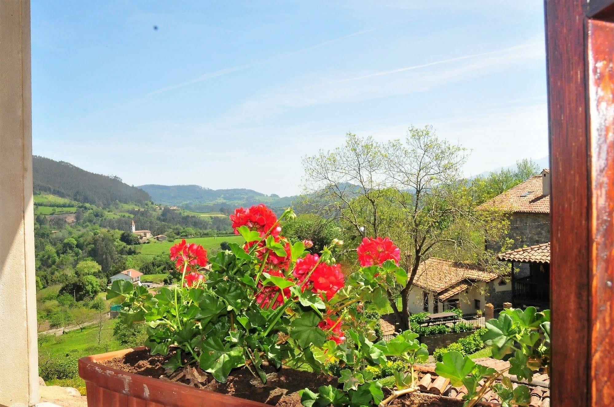 Gasthaus Casa Rural Llugaron I Miravalles Exterior foto